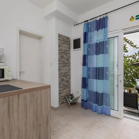 Apartamento By The Sea Pisak, Omis - 652 Mimice